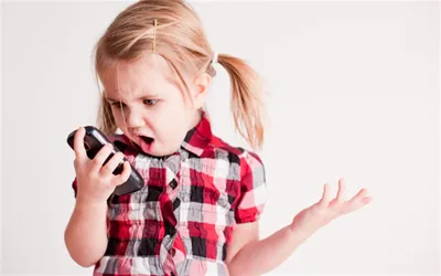 Ребёнок постоянно сидит в телефоне: проблема или норма?