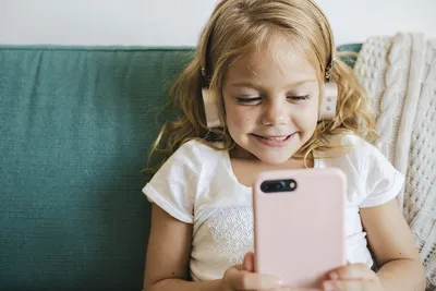 маленький ребенок с телефоном на сером фоне Фото И картинка для бесплатной  загрузки - Pngtree
