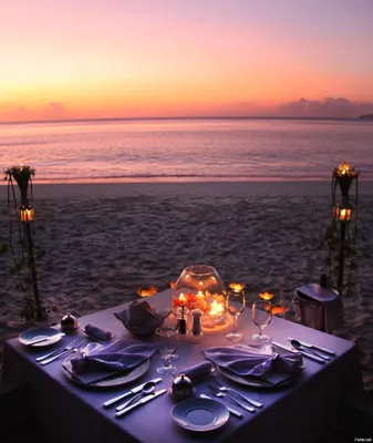 романтическое место у моря. солнце светит на вечернем море бокалами  шампанского. Стоковое Изображение - изображение насчитывающей ослабьте,  форма: 236449311