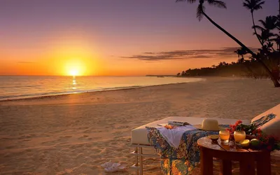 Романтический ужин для двоих на пляже при свечах