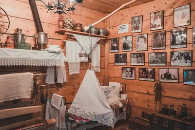 Светлая парадная комната в славянской избе | Смотреть 67 идеи на фото  бесплатно