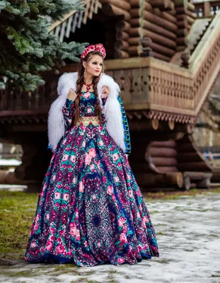 Русский народный костюм: сарафан, блузка без рисунка, повязка. Цвет зеленый.