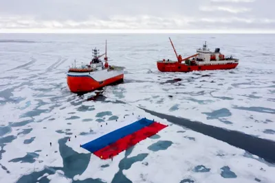 Полярники развернули самый большой флаг России в Арктике - Российская газета