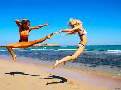 Немного счастливые смешные девушки есть много веселились на тропическом  пляже, играя вместе. Солнечный день с дождем в море Стоковое Фото -  изображение насчитывающей утеха, природа: 156088902