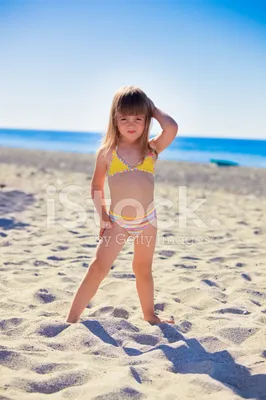 Смешные Дети На Пляже — стоковая векторная графика и другие изображения на  тему 2015 - 2015, Береговая линия, Векторная графика - iStock