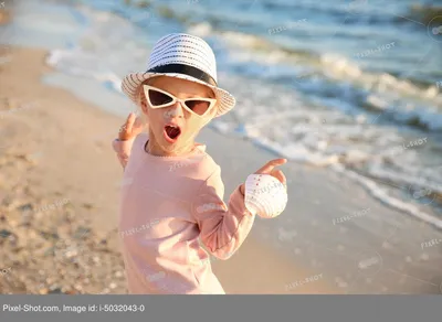 Пляж лета и смешные счастливые дети играя с песком рокируют Иллюстрация  вектора - иллюстрации насчитывающей утеха, немного: 116670757