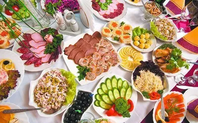Фото стола с едой на день рождения в WebP формате