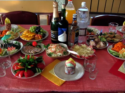 Новинки фото стола с едой на день рождения