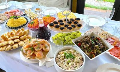 Фото стола с едой на день рождения скачать бесплатно