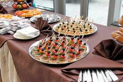 Фантастический стол с едой на день рождения (фото)
