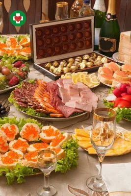 Искусный стол с декоративными блюдами на фото (день рождения)