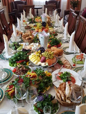 Картинка с изображением стола с едой на день рождения для обоев на телефон