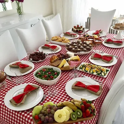 Фотка стола с едой на день рождения в хорошем качестве