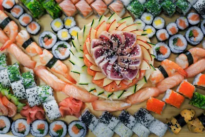 Тарелка с вкусными суши роллы, крупным планом :: Стоковая фотография ::  Pixel-Shot Studio