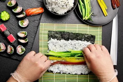 Тарелка с вкусными суши роллы на столе :: Стоковая фотография :: Pixel-Shot  Studio