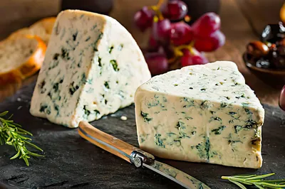 Сыр с голубой плесенью Блю (BLUE) \"Schonfeld\" 54% - купить в Москве и  Московской области с доставкой в Сырном сомелье