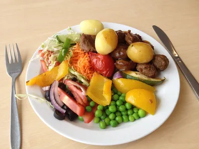 Фотографии тарелок с едой в различных форматах (JPG, PNG, WebP)
