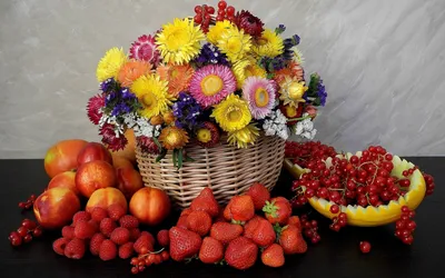 Обои фрукты, ягоды, цветы в корзине на рабочий стол