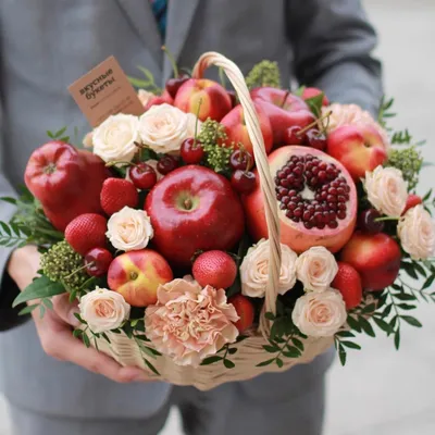 Мы собрали сочные спелые фрукты, ароматные ягоды и нежные цветы в одной  корзинке, чтобы порадовать в… | Съедобные композиции, Фруктовые съедобные  композиции, Фрукты