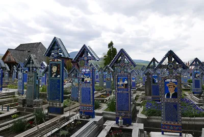 Веселое кладбище в Sapanta, Румынии Редакционное Фотография - изображение  насчитывающей национально, от: 76823207