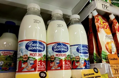 Молоко Весёлый Молочник пастеризованное 2.5%, 950мл - купить с доставкой в  Самаре в Перекрёстке
