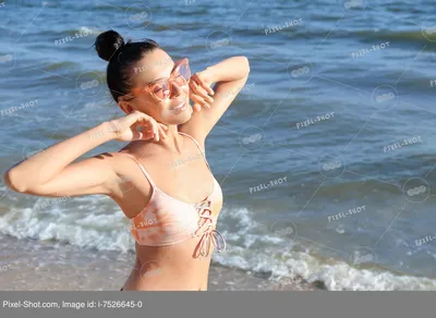 женщина в бикини на пляже счастливая женщина в бикини на пляже в таиланде  Фон И картинка для бесплатной загрузки - Pngtree