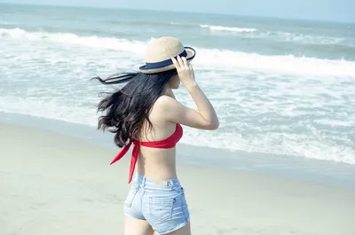 Картинка молодые женщины пляже Сок Шляпа релакс Очки 2560x1712