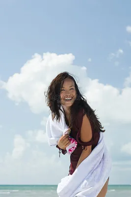 Девушки Весело На Пляже — стоковые фотографии и другие картинки 25-29 лет -  25-29 лет, Беззаботный, Бикини - iStock