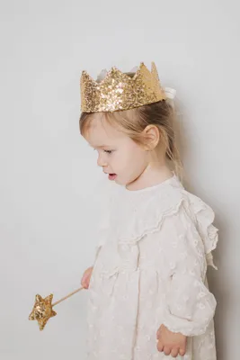 Древняя золотая корона, которую носил король, изолирована на белом фоне |  Премиум Фото
