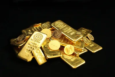 Золото дешевеет, доллар растет - прогнозы экспертов