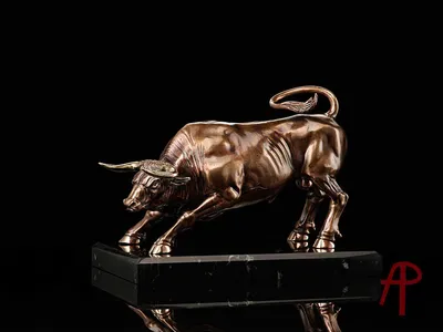 Авторская скульптура из бронзы \"Золотой телец\" - [арт.067-25], цена:  1546000 рублей. Эксклюзивные бык, зубр, животные в интернет-магазине  подарков LuxPodarki.