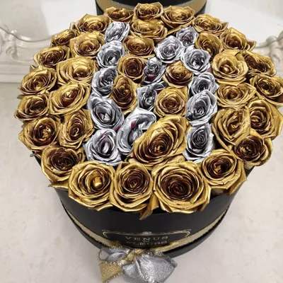 Золотые розы с серебряной буквой за 9 790 руб. | Бесплатная доставка цветов  по Москве