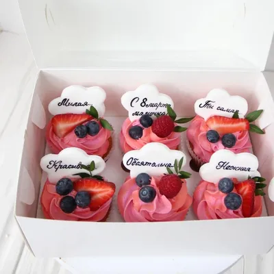Капкейки на 8 марта с розами 6 штук купить в кондитерской cakesberry.ru c  доставкой по г. Старый Оскол и Губкин