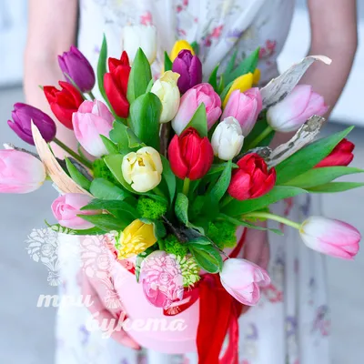 Купить тюльпаны на 8 марта в шляпной коробке в Саратове