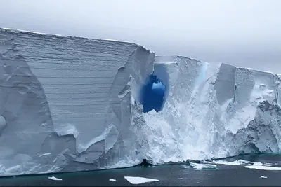 Айсберг в океане, красивые цвета, …» — создано в Шедевруме