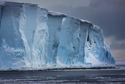 Самый большой айсберг на Земле начал движение