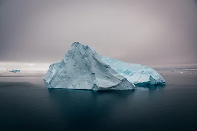 Айсберг под водой, океан, минимализм…» — создано в Шедевруме