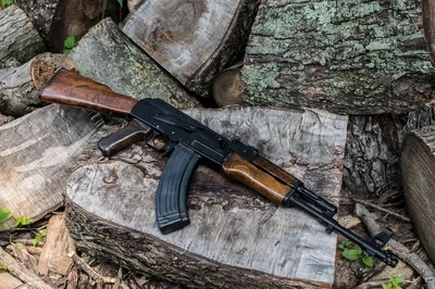 M16 vs. AK-47: Which one is actually better?