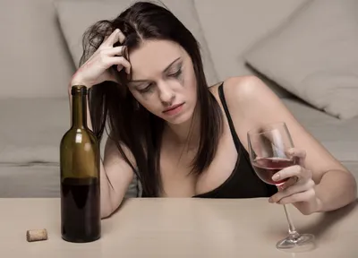 Женский алкоголизм: отличия, симптомы и последствия - Наркология -  Медицинский центр Витамед