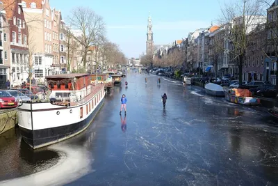 Амстердам, Нидерланды 18-ое марта 2020 : Пустые улицы Амстердама городские  без людей из-за коронавирус Covid19 и Редакционное Стоковое Изображение -  изображение насчитывающей пусто, европа: 176929399