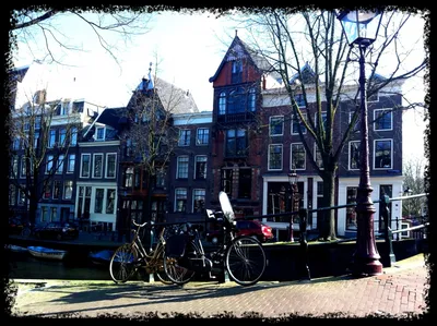 Амстердам 12-ое марта 2018 : Красивые маленькие традиционные дома и бары с  символом лгбт в Амстердаме. Флаг лгбт Редакционное Стоковое Изображение -  изображение насчитывающей культура, флаг: 181381419