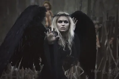 Ангел с черными крыльями и нимбом. | Премиум Фото