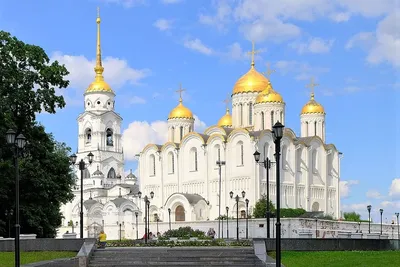 Самые большие памятники: Московский Кремль, Большой дворец Петергофа,  Успенский собор во Владимире.