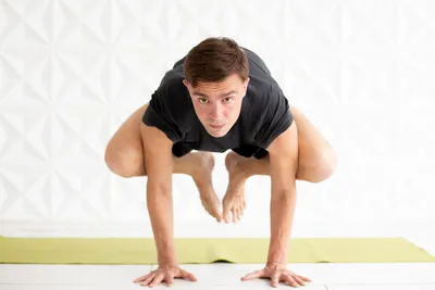 Какие асаны йоги противопоказано выполнять при больных коленях — Елена Fox  на TenChat.ru