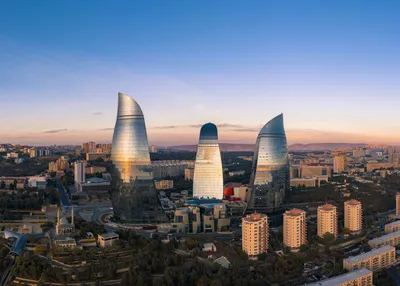 Баку, Азербайджан- 30-ое марта 2017 Пассажирский автомобиль фуникулярный  для перевозки людей в парк возвышенности города Редакционное Стоковое Фото  - изображение насчитывающей ретро, город: 169610708