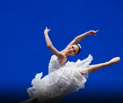 Золотая брошь «Балерина» с бесцветными фианитами — Покровский ювелирный  завод