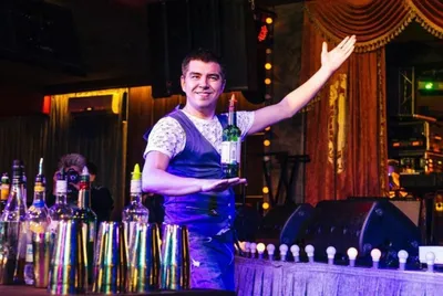 А поговорить? Один день из жизни тюменского бармена | Вслух.ru