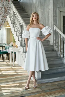 Белое платье миди бандо с разрезом на ноге и буфами в Москве по доступным  ценам