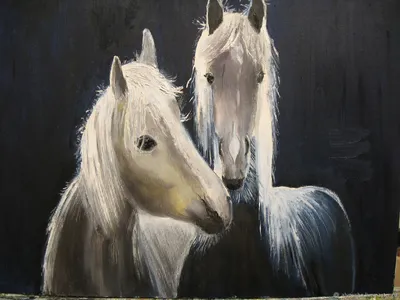 Белые лошади на картине из янтаря для гостиной Ручная работа опытного  мастера
