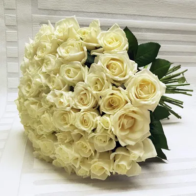 Красно-белые розы в коробке за 3 990 руб. | Бесплатная доставка цветов по  Москве